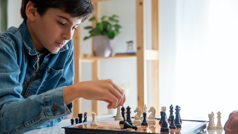 Enfant jouant aux échecs