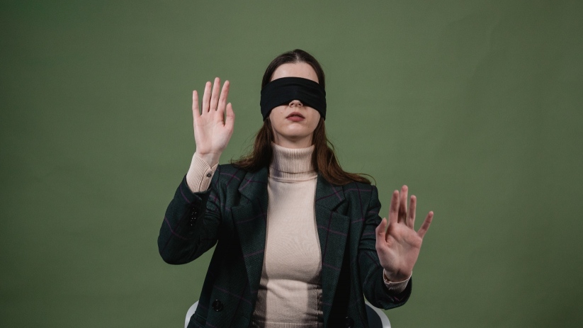 Femme aux yeux bandés