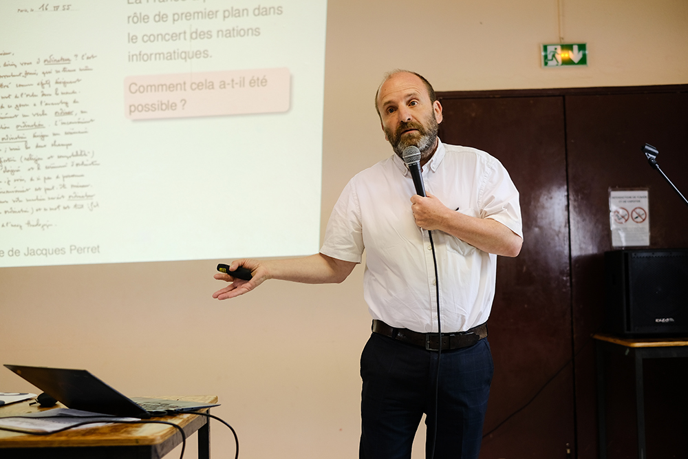 François Élie donnant une conférence aux membres de l'IHT le 10 juillet 2022