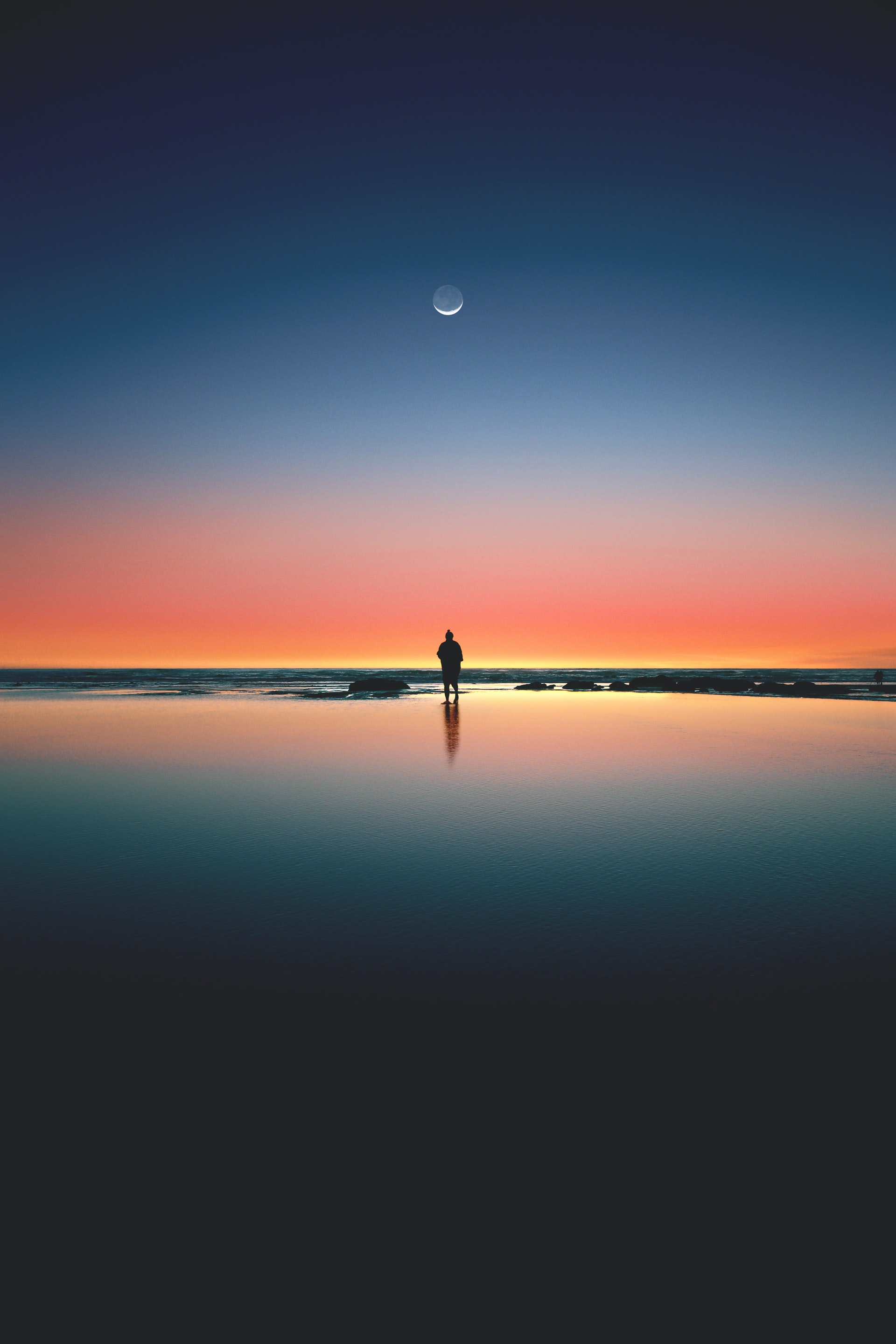 Individu seul devant un coucher de soleil