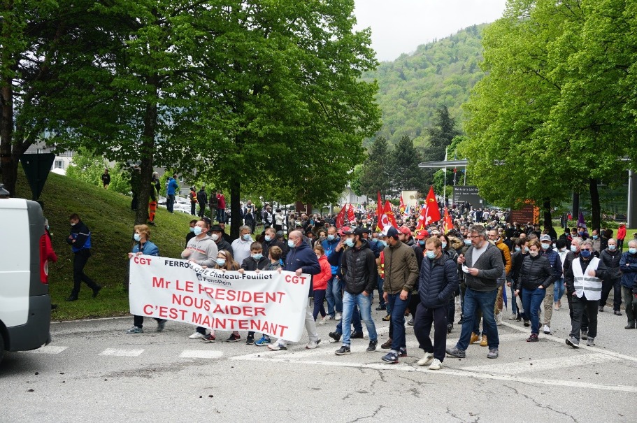Le cortège reprend la route en direction de l'usine Ferropem
