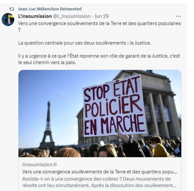 Manifestants brandissant une pancarte état policier en marche