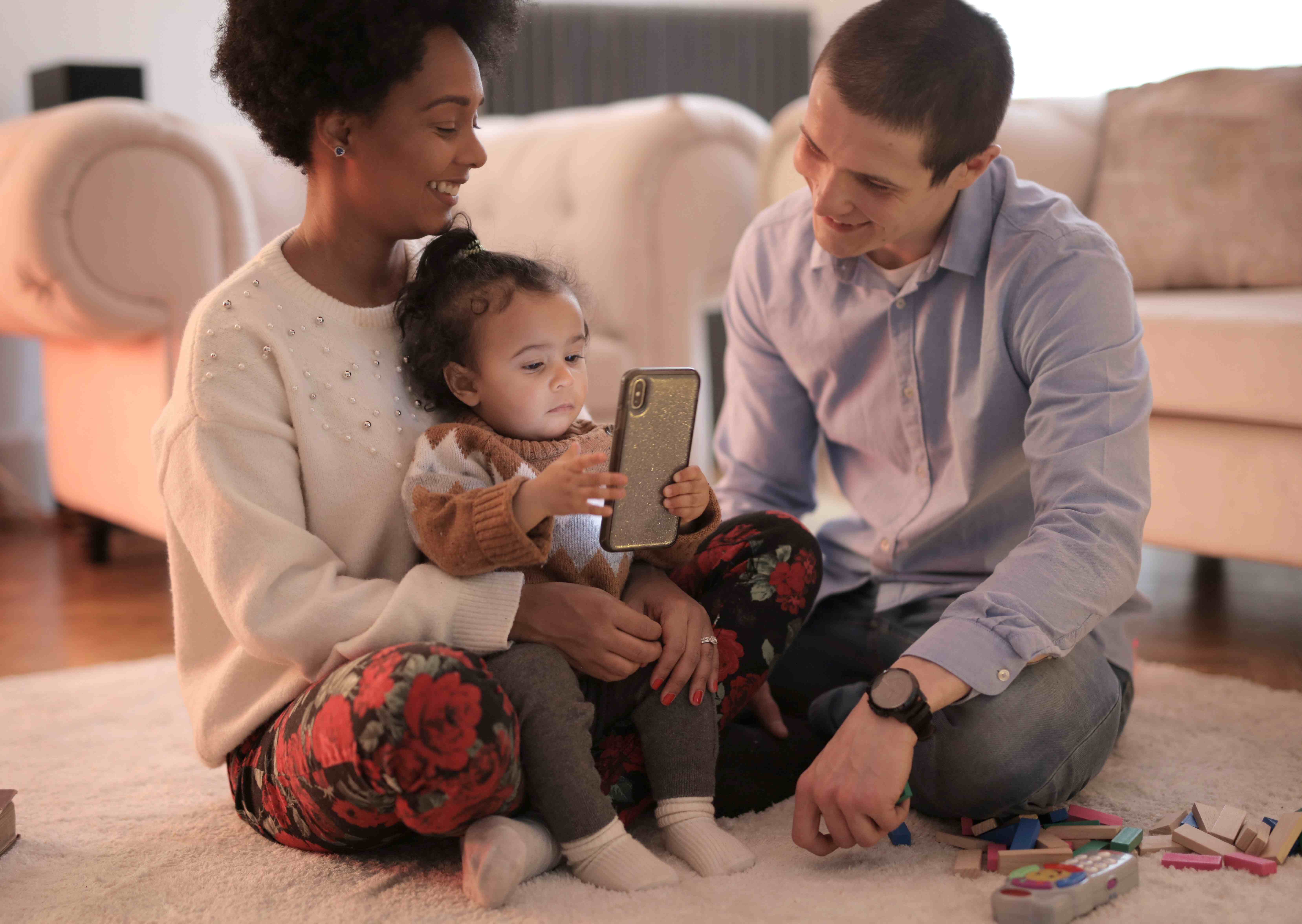 Parents en pleine béatitude devant leur enfant sous hypnose